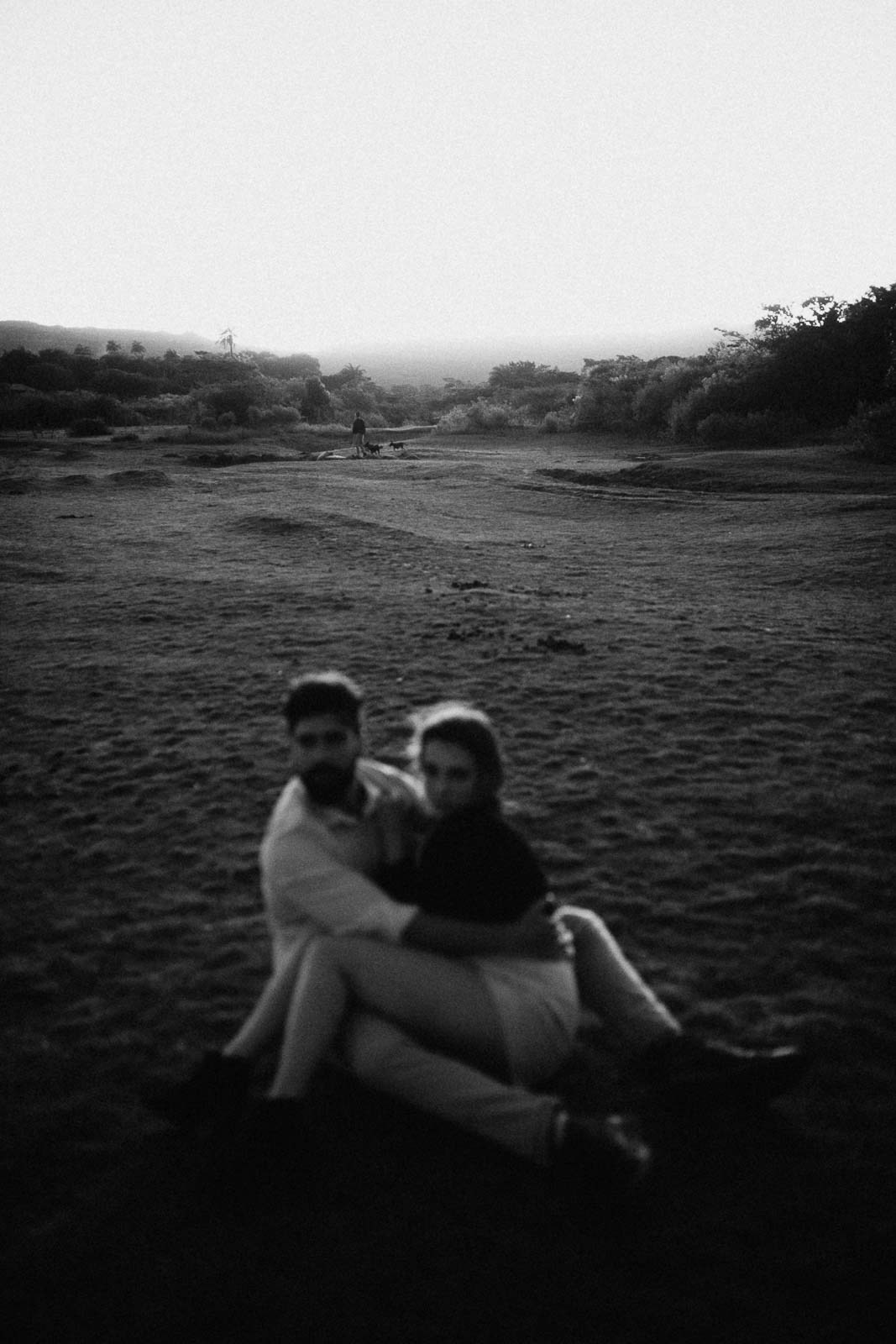 Sabrina e Vinícius em ensaio pré-wedding em Lapinha da Serra MG, fotografia documental com luz natural, montanhas e momentos espontâneos reais.