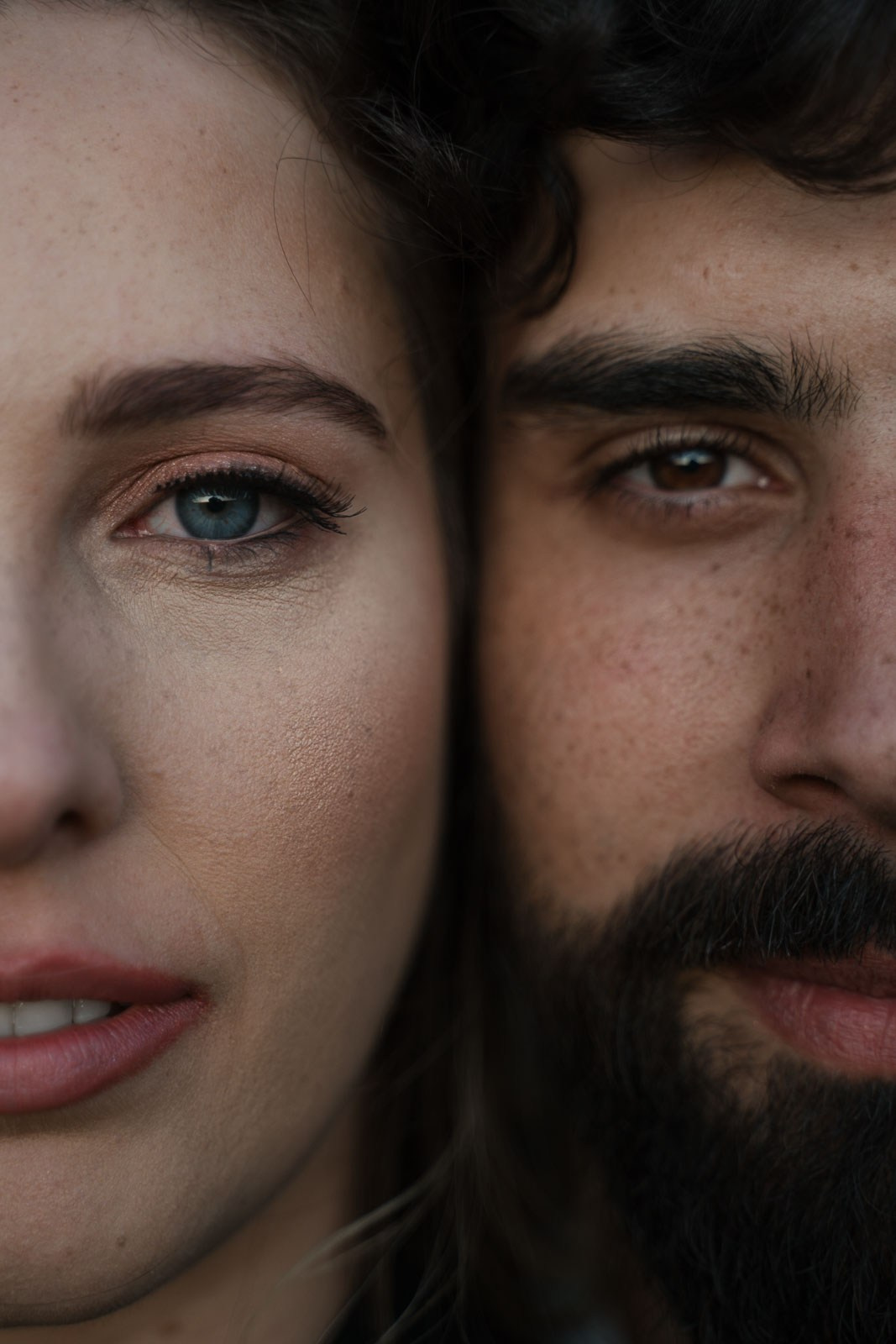 Ensaio de casal Sabrina e Vinícius em Lapinha da Serra MG, pré-wedding em cenário natural, campo aberto, montanhas e luz suave, fotografia documental que valoriza o real e o espontâneo.