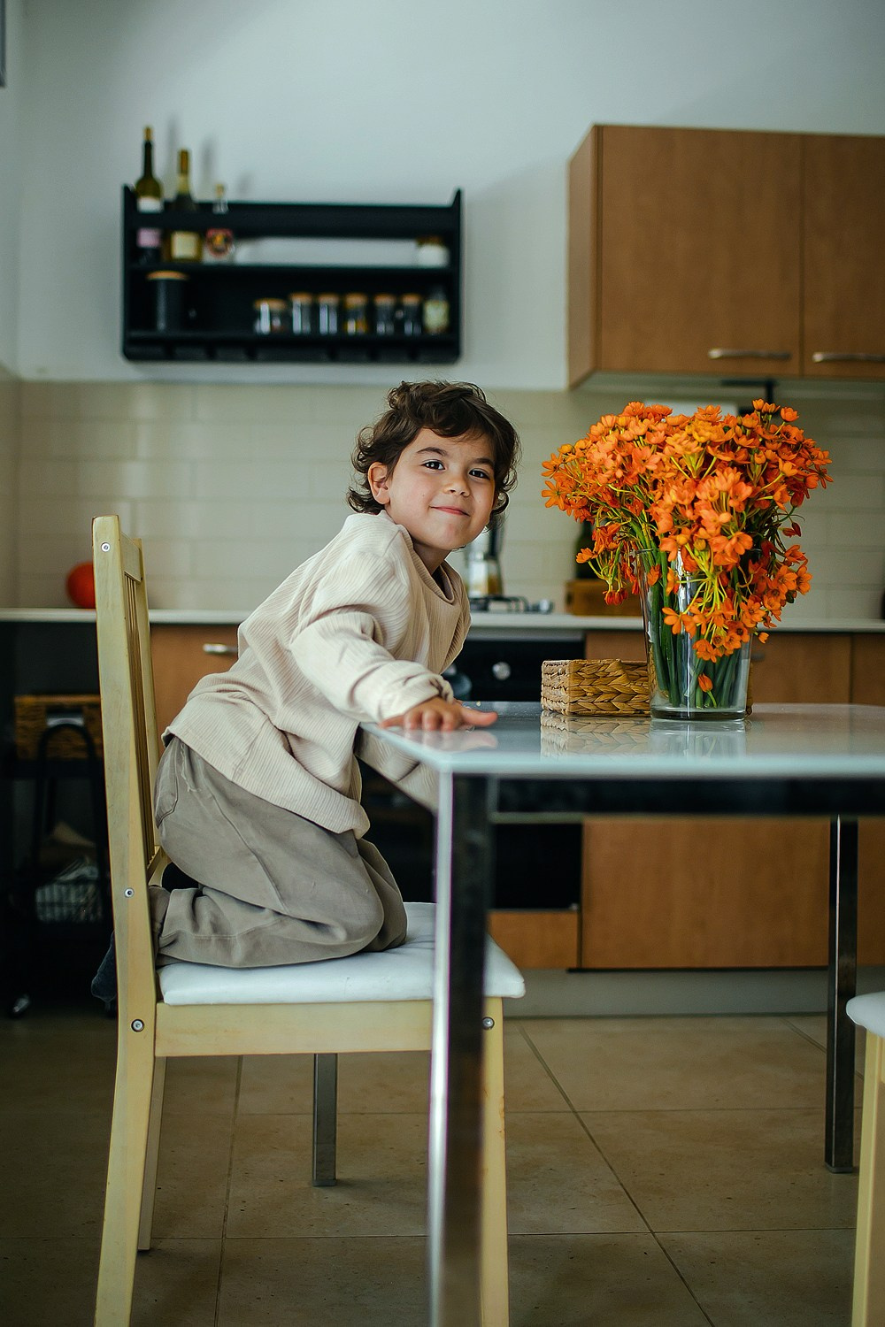 Mom&daughter at home. Family photographer in Israel
