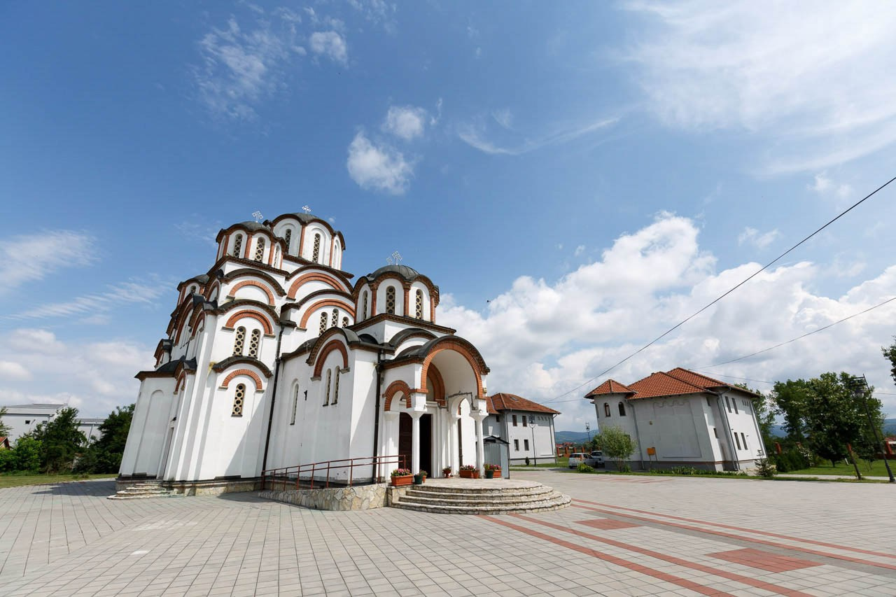 Spoljašnji pogled na pravoslavnu crkvu sa plavim nebom.