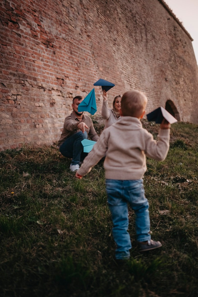 Zlata, Nemanja i Aleksej — porodicno fotografisanje napolju. Deciji i porodicni fotograf u Beogradu Oksana Skendzic