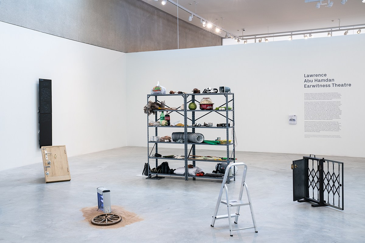 Инсталляция Лоуренса Абу Хамдана «Earwitness Theatre» (2018), выставленная в галерее Chisenhale, Лондон, представляет анти-дизайн и брутализм через минималистичную, грубую эстетику, используя 95 объектов, созданных на основе юридических дел о звуковых свидетельствах, для исследования политики слушания и критики институциональных систем.