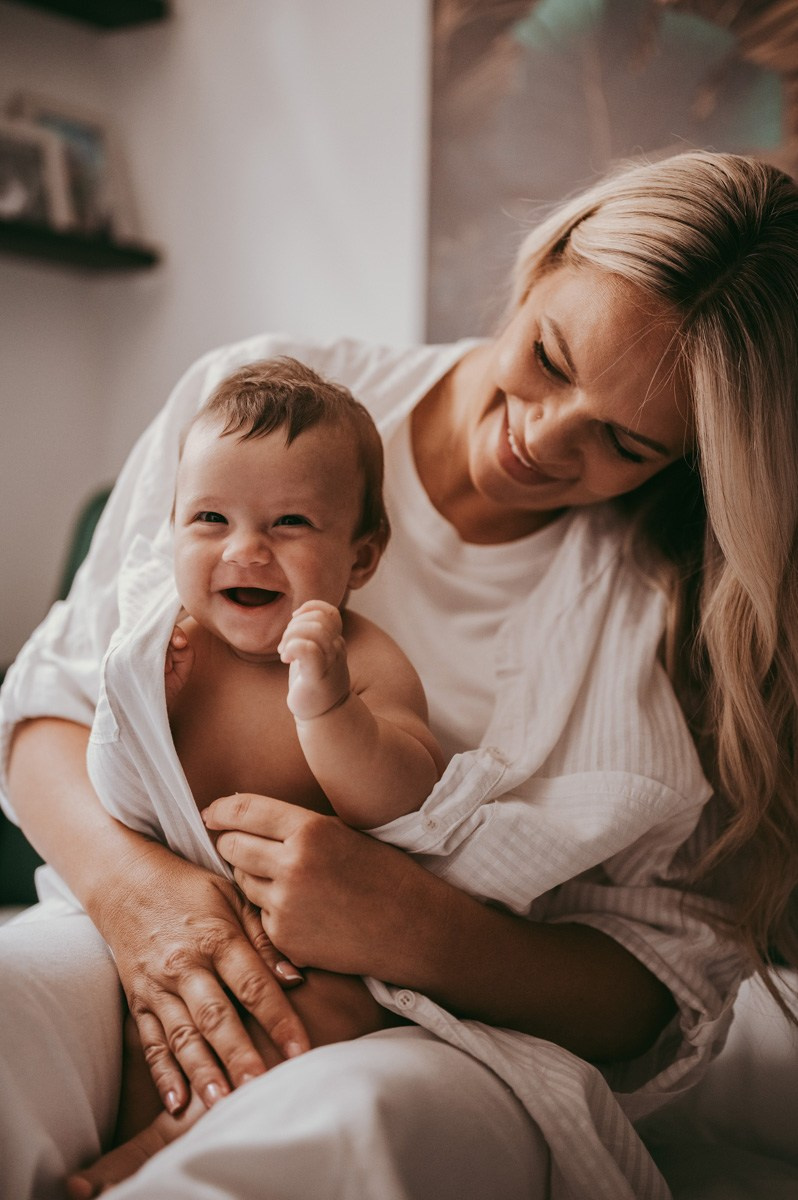 fotografisanje beba kod kuce, porodicno fotografisanje, fotografisanje dece, mama i beba, prve dane sa bebom, kozmetika za bebe, poklon za decu, soba za bebu, decija garderoba, majcinstvo, nega novorodjenceta, priprema za porodjaj, nega beba, dojenje