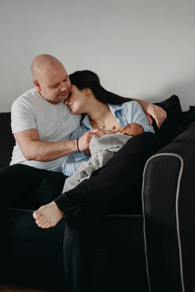 Kad je ljubav postala jos veca — porodicno fotografisanje kod kuce. Deciji i porodicni fotograf u Beogradu Oksana Skendzic