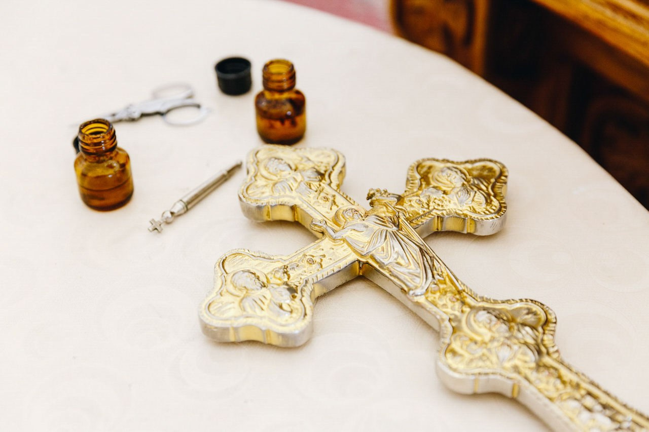 Krst i sveta ulja na oltaru – priprema za krštenje deteta u crkvi.