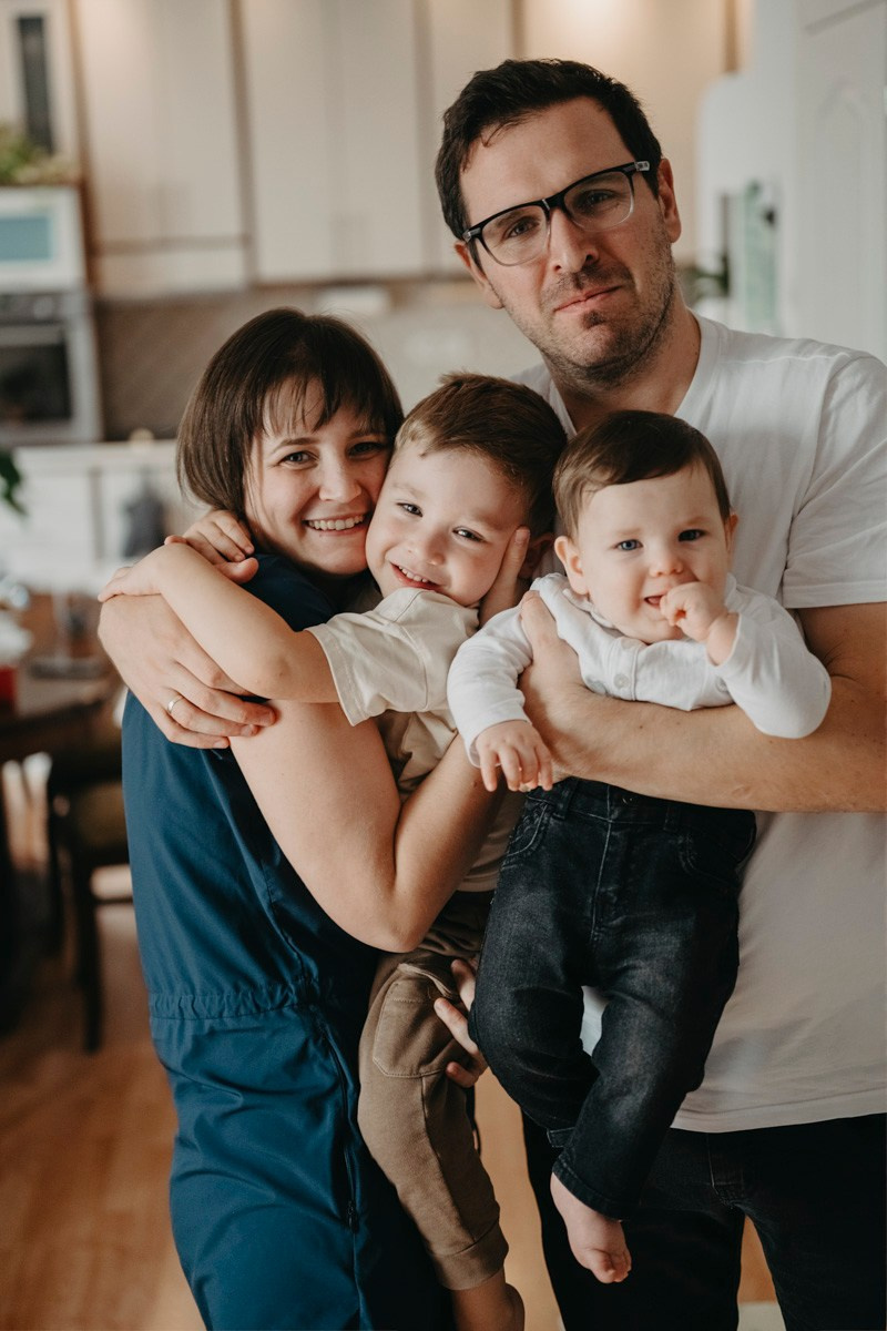 Porodicno fotografisanje kod kuce — Andjela, Lazar, Janko i Mihajlo. Deciji i porodicni fotograf u Beogradu Oksana Skendzic