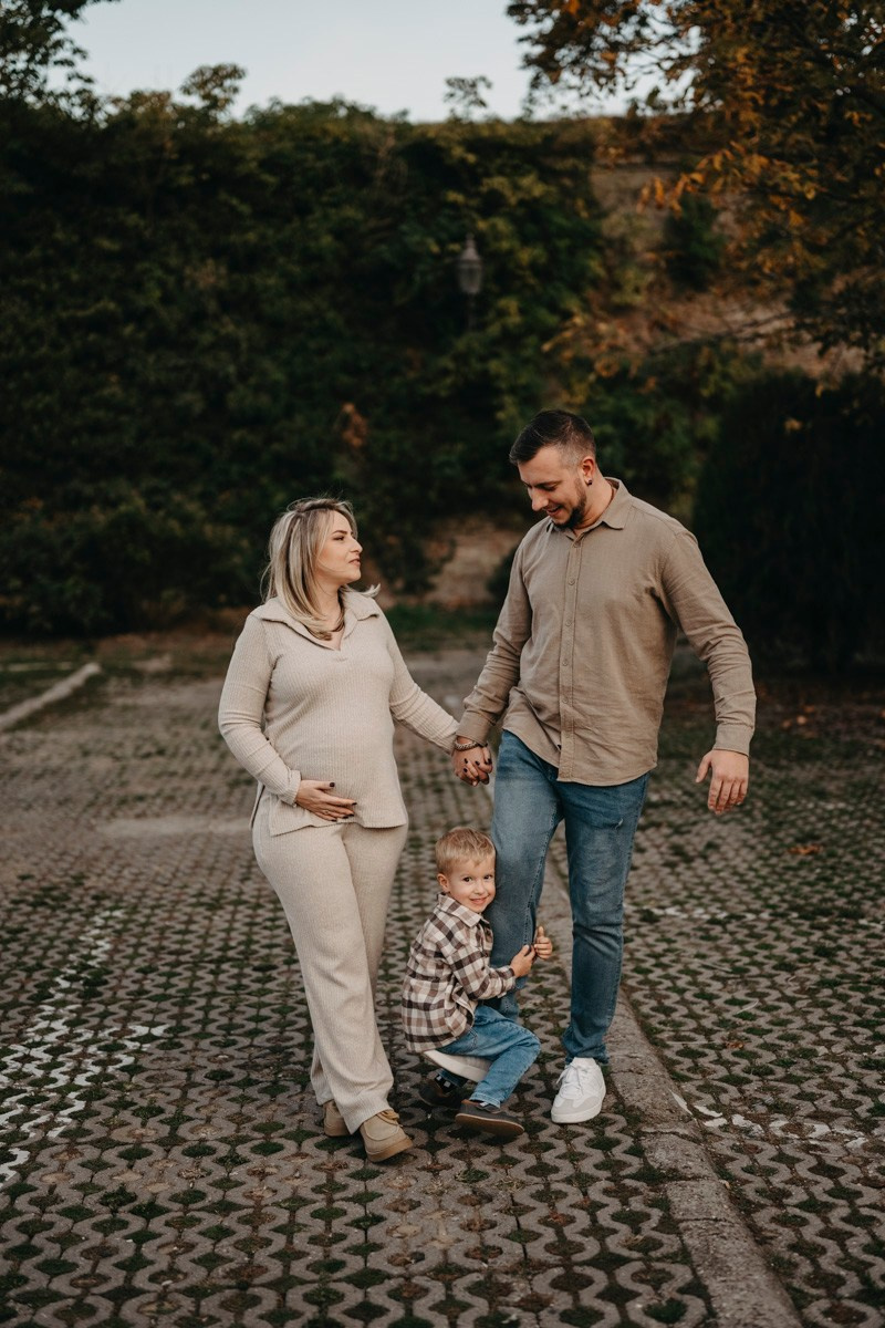 Zlata, Nemanja i Aleksej — porodicno fotografisanje napolju. Deciji i porodicni fotograf u Beogradu Oksana Skendzic