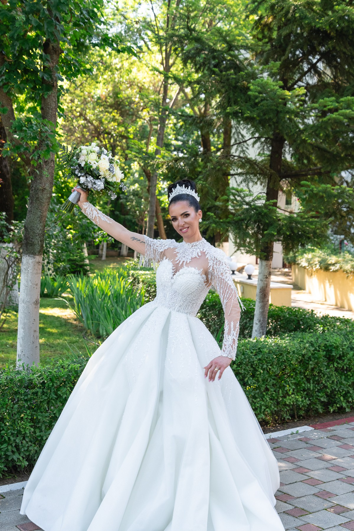 Wedding Virgil — Claudia. Hand for photos