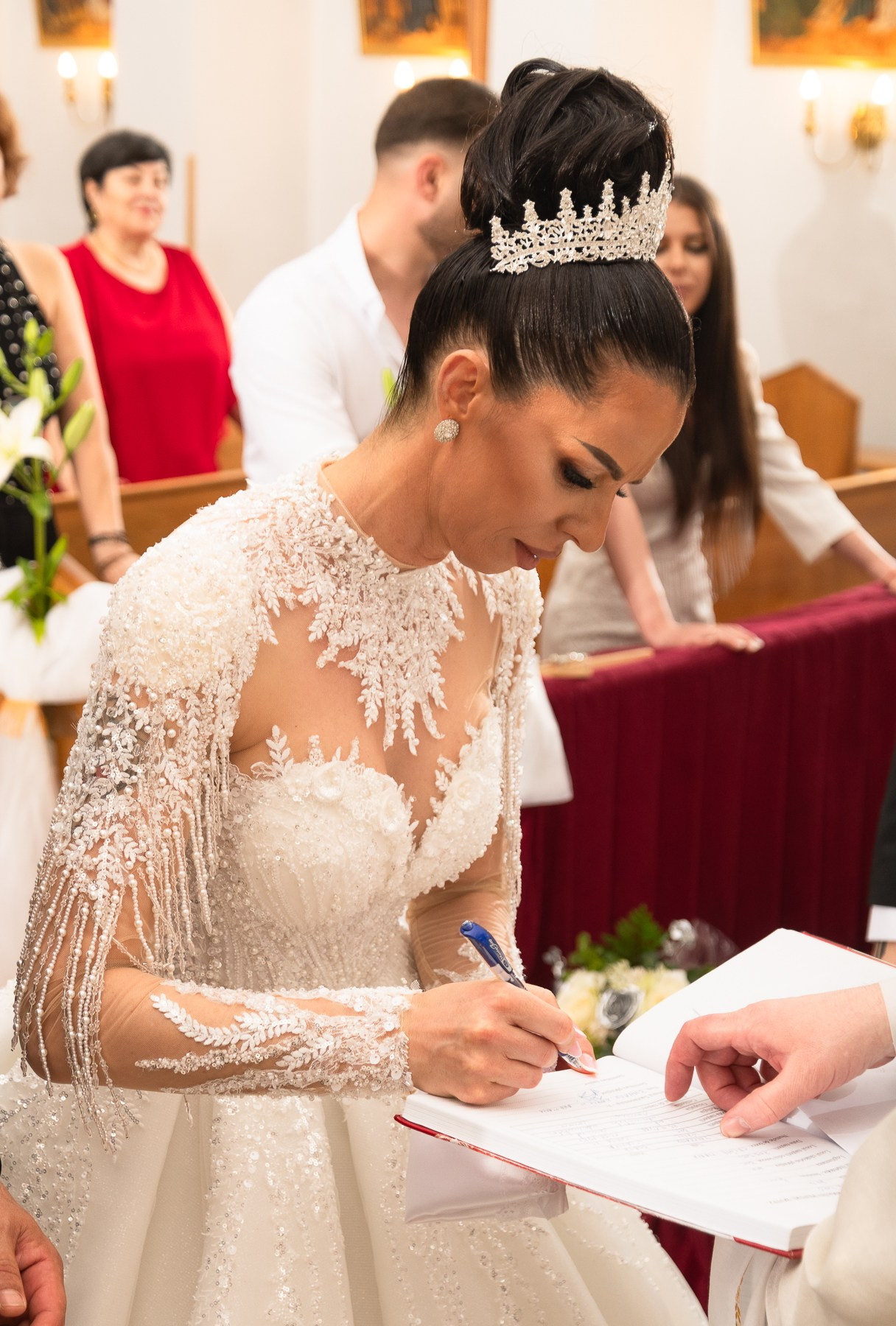 Wedding Virgil — Claudia. Hand for photos