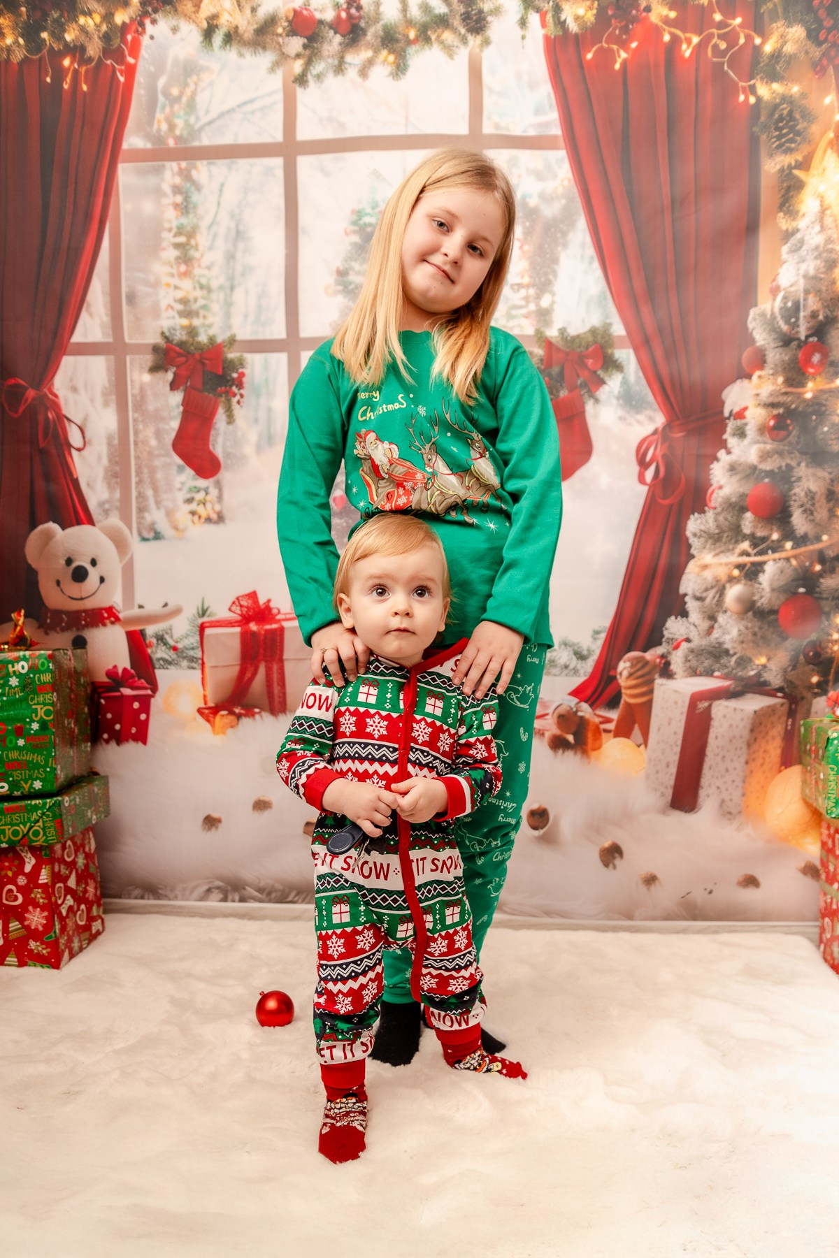Christmas Photoshoot. Hand for photos