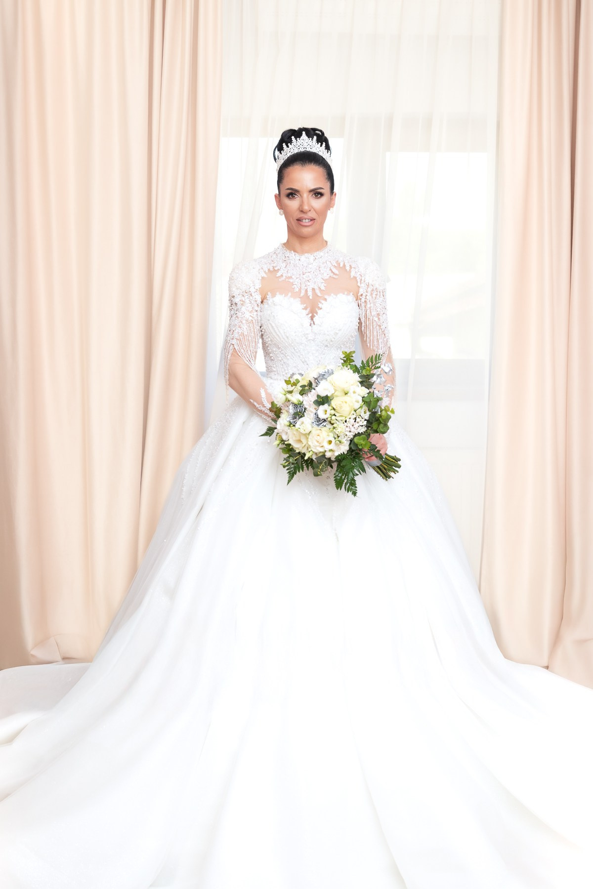 Wedding Virgil — Claudia. Hand for photos