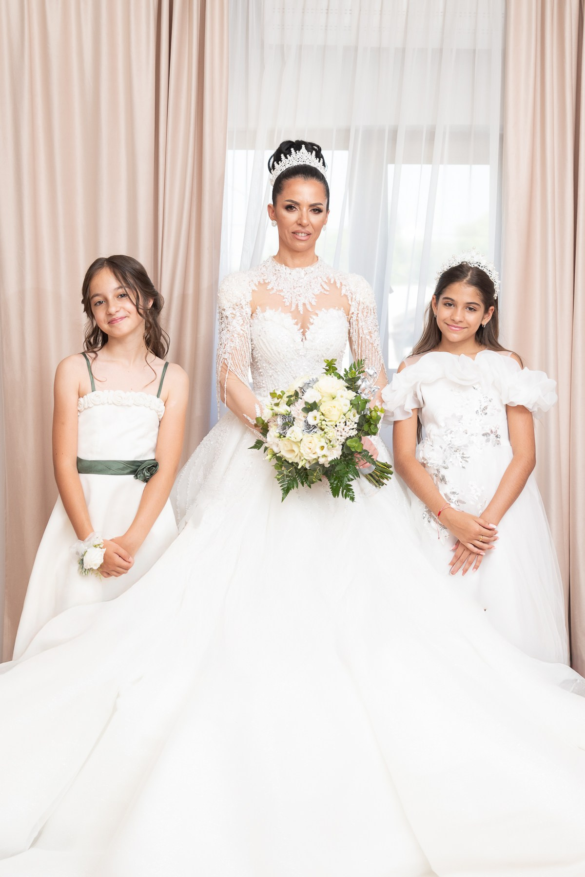 Wedding Virgil — Claudia. Hand for photos