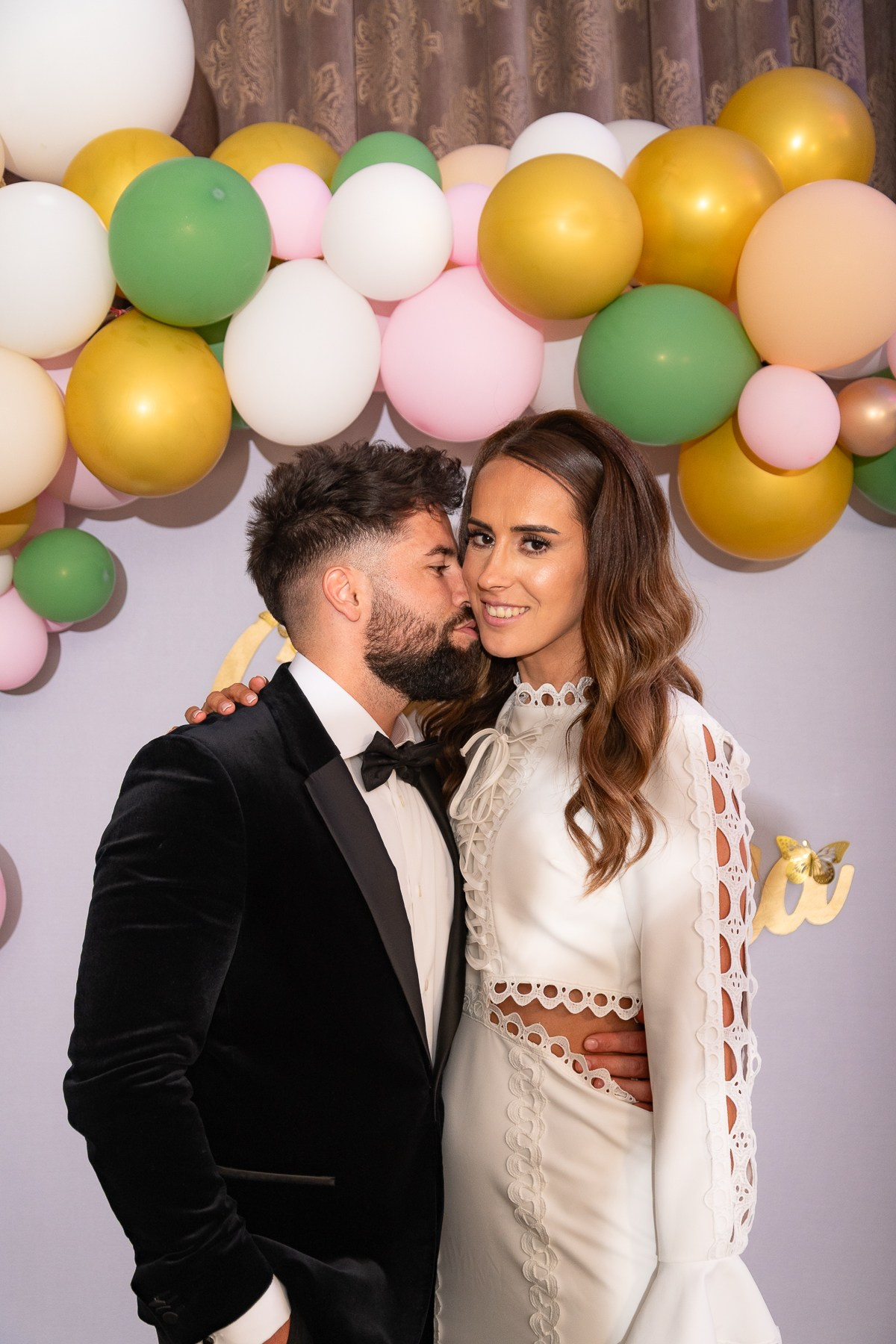 Wedding Virgil — Claudia. Hand for photos
