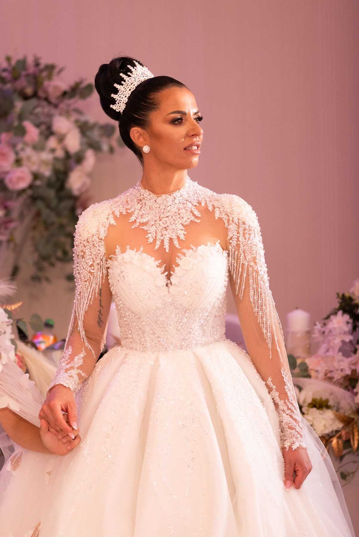 Wedding Virgil — Claudia. Hand for photos