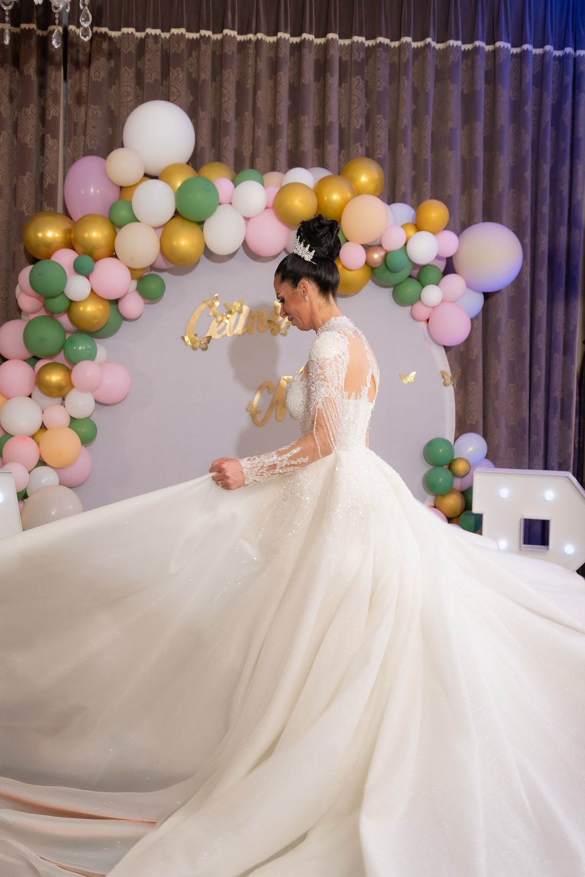 Wedding Virgil — Claudia. Hand for photos