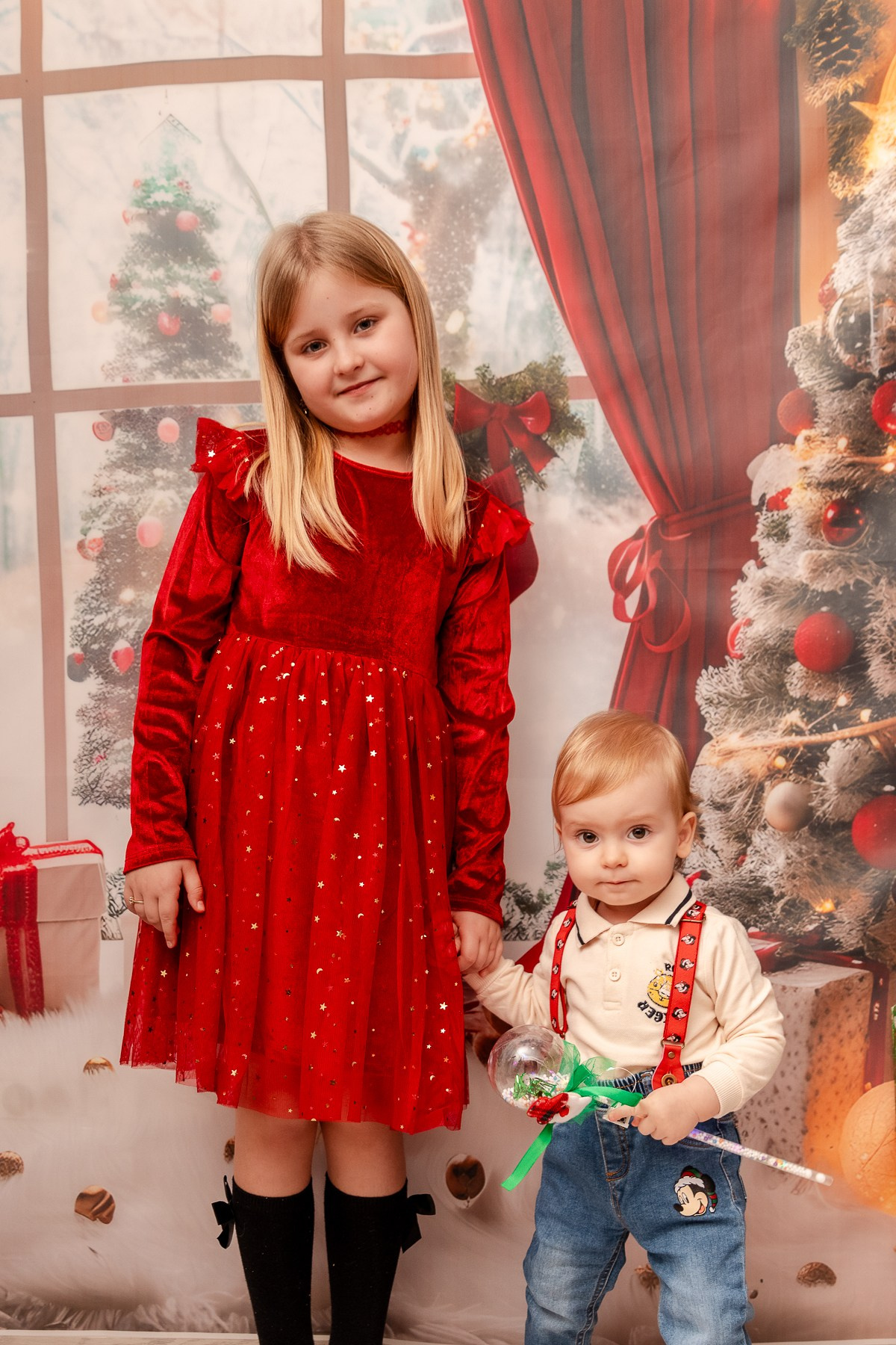 Christmas Photoshoot. Hand for photos