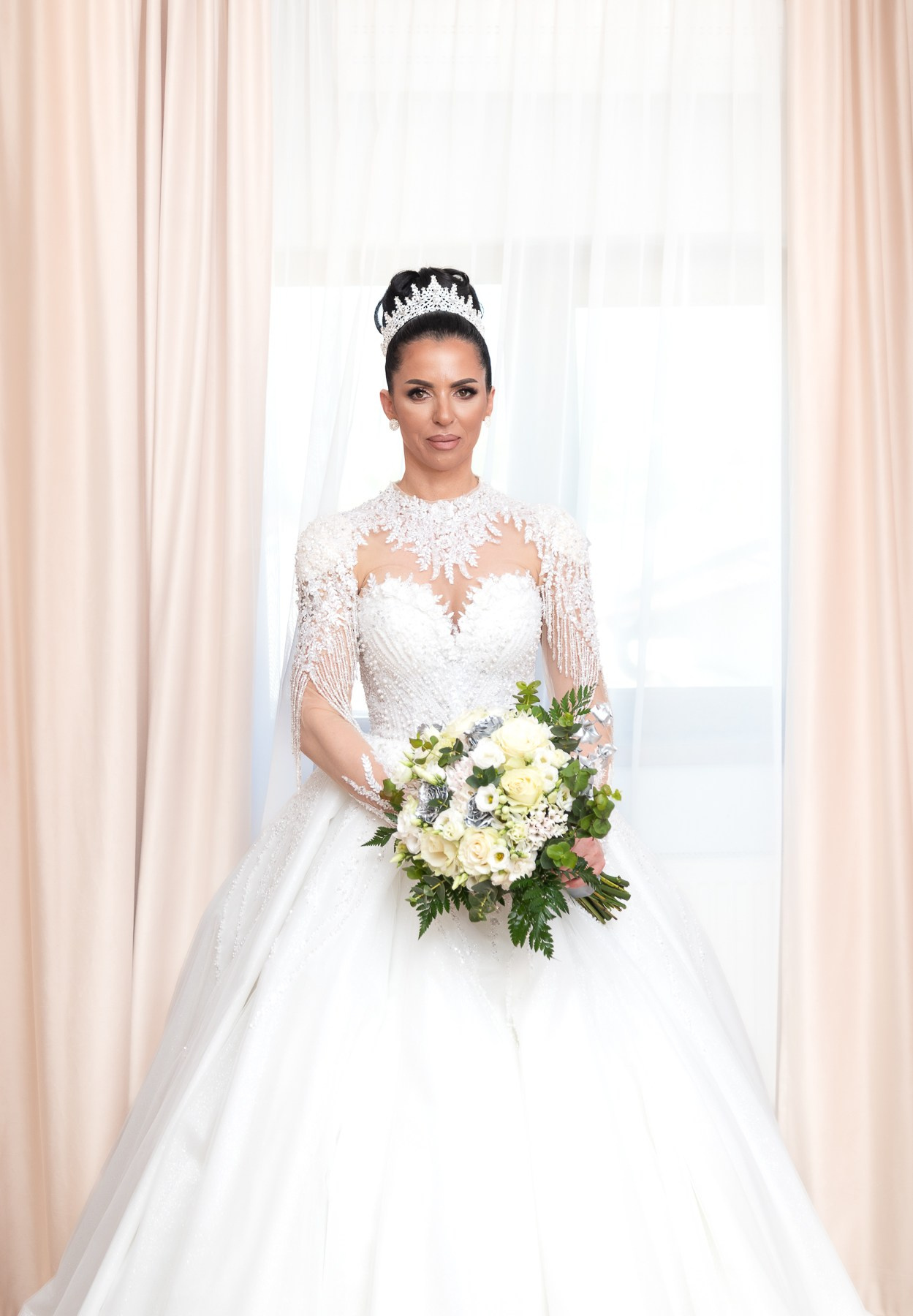Wedding Virgil — Claudia. Hand for photos