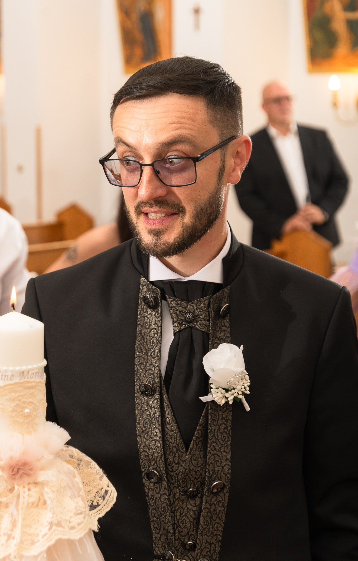 Wedding Virgil — Claudia. Hand for photos