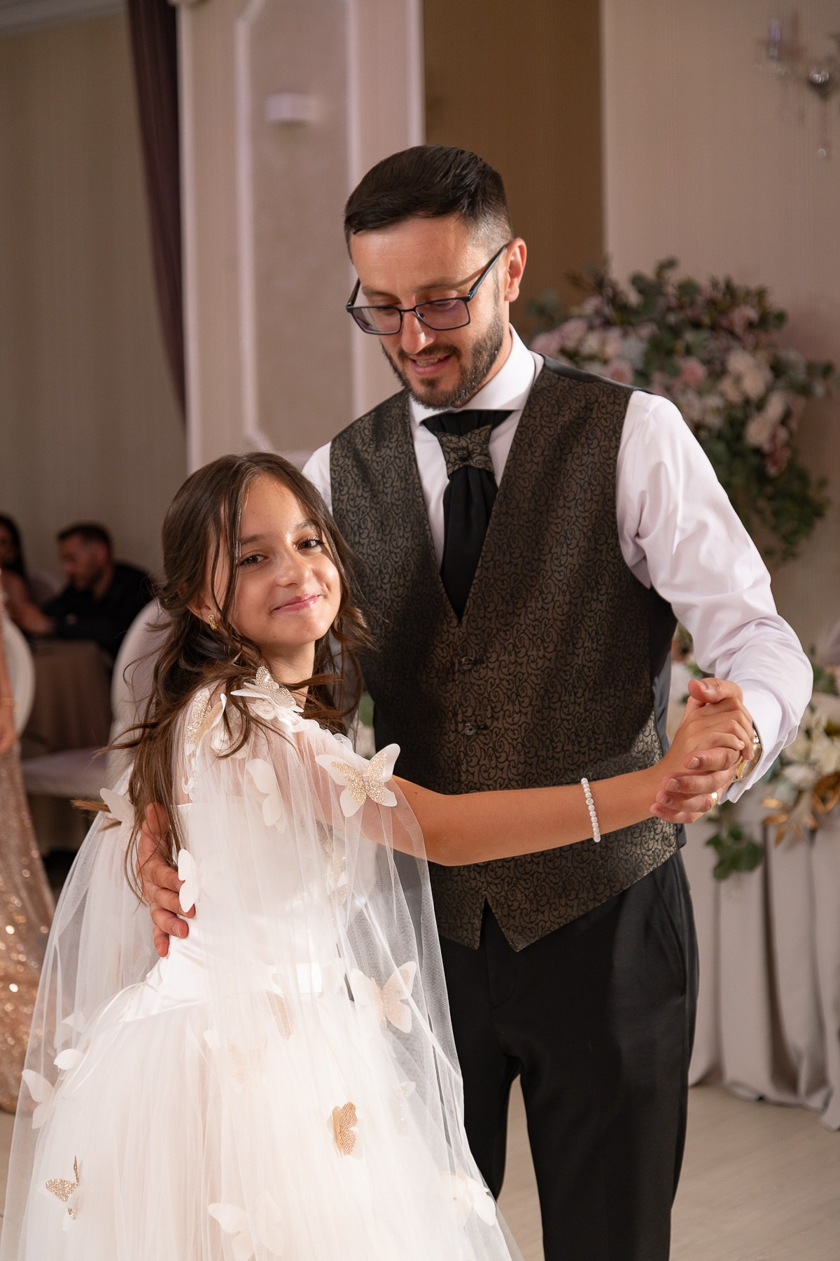 Wedding Virgil — Claudia. Hand for photos