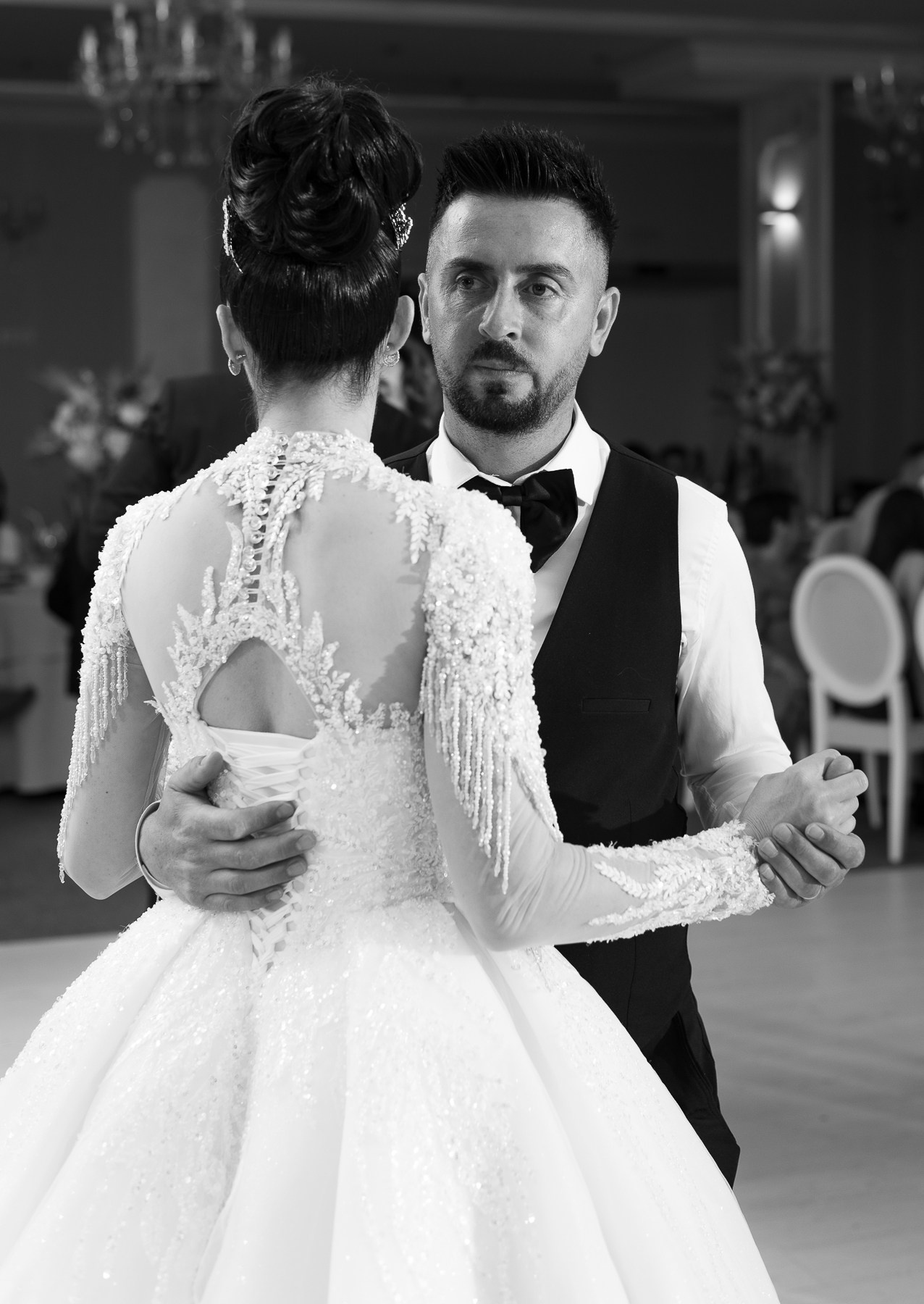 Wedding Virgil — Claudia. Hand for photos