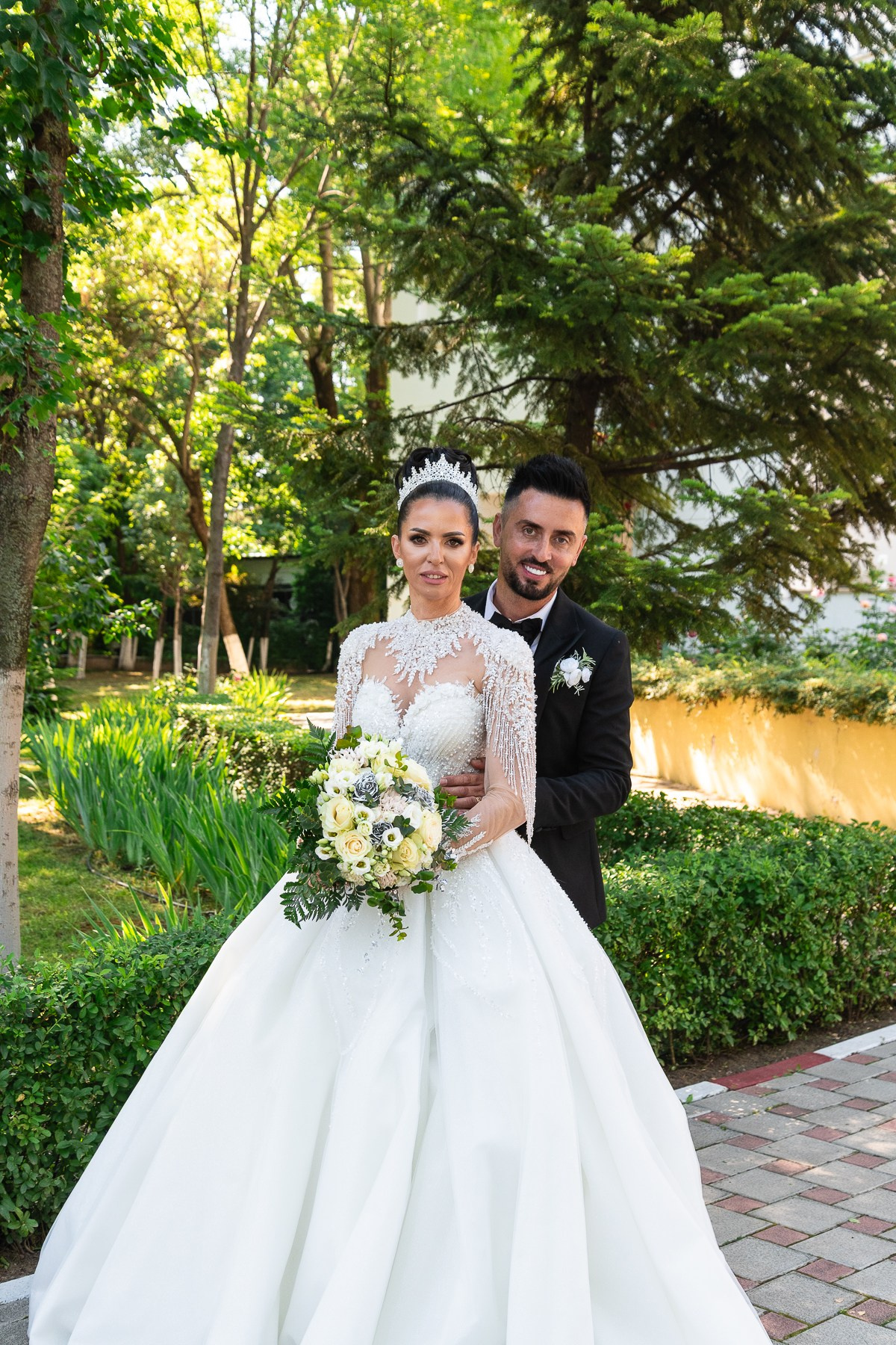 Wedding Virgil — Claudia. Hand for photos