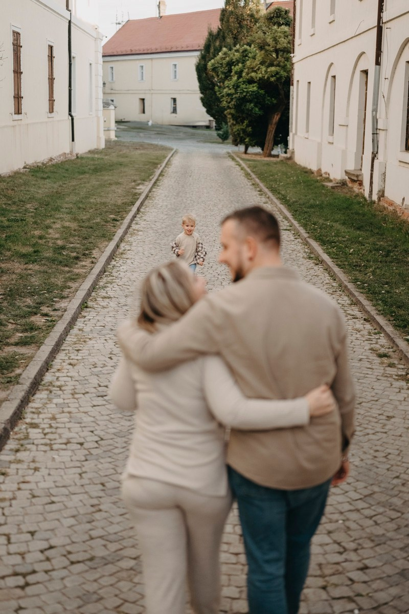 Zlata, Nemanja i Aleksej — porodicno fotografisanje napolju. Deciji i porodicni fotograf u Beogradu Oksana Skendzic