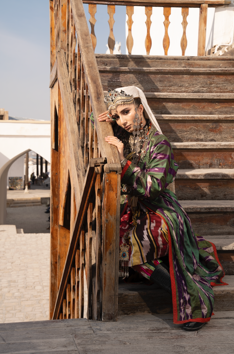 Туристическая фотосессия в Самарканде, девушка в национальном платье на фоне древних достопримечательностей