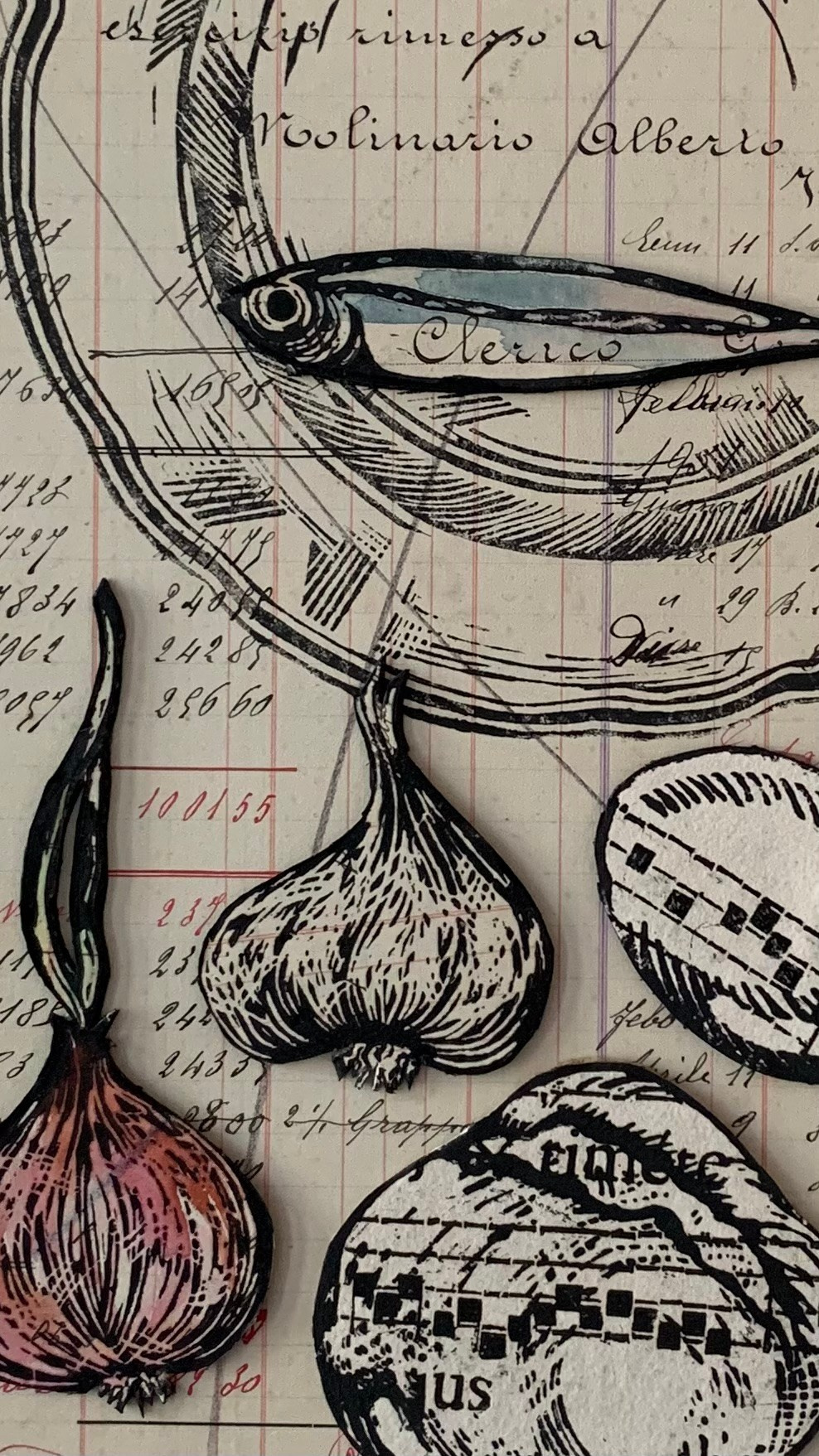 La serie Panem Quotidianum di Nadia Kuprina si sviluppa come operazione di riattivazione archivistica: un registro contabile del 1918–1930, proveniente da un’azienda vinicola piemontese, diventa matrice concettuale e supporto materiale. Il numero di pagina determina il titolo dell’opera, mentre l’intervento manuale in linoleografia introduce piatti e posate stampati uno a uno dall’artista. Il lavoro indaga il pasto condiviso come dispositivo simbolico e sociale, interrogando la relazione tra economia e sacralità, tra consumo e gratitudine, tra ricchezza spirituale e povertà. La tradizione gastronomica italiana si trasforma così in campo semantico e rituale.