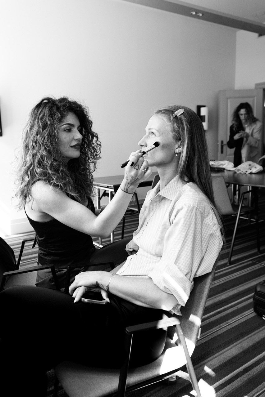 Backstage fotografie. Dana Lišková — Empatická fotografka | Introspektivní umělkyně | Neurodivergentní koučka| Zakladatelka Artepy.cz