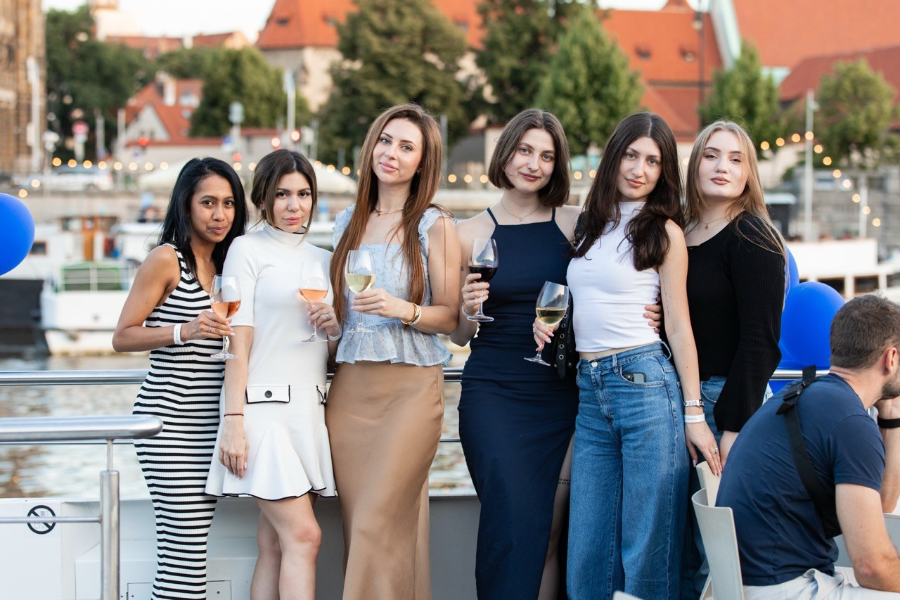 Firemní fotograf Praha. Dana Lišková — Empatická fotografka | Introspektivní umělkyně | Neurodivergentní koučka| Zakladatelka Artepy.cz