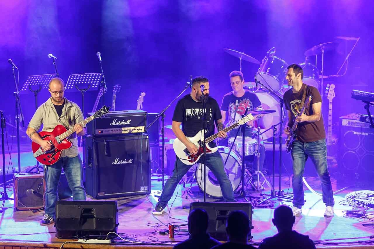 Moonshine Alligators bend - muzički performans sa električnim gitarama i energičnim pevačem na prepunom koncertu u Novom Sadu.