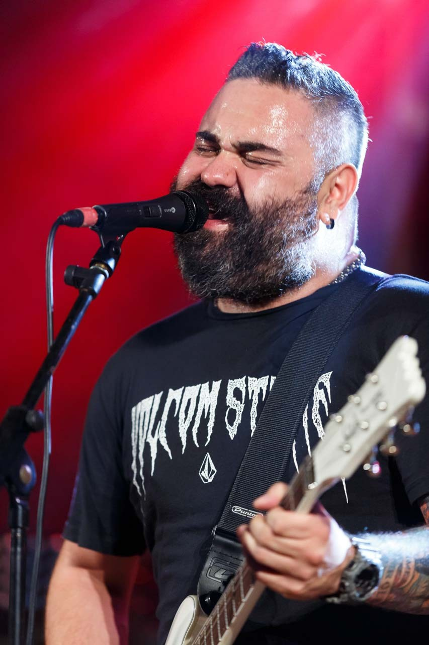 Pevač i gitarista Moonshine Alligators benda u krupnom planu tokom koncerta u Novom Sadu.