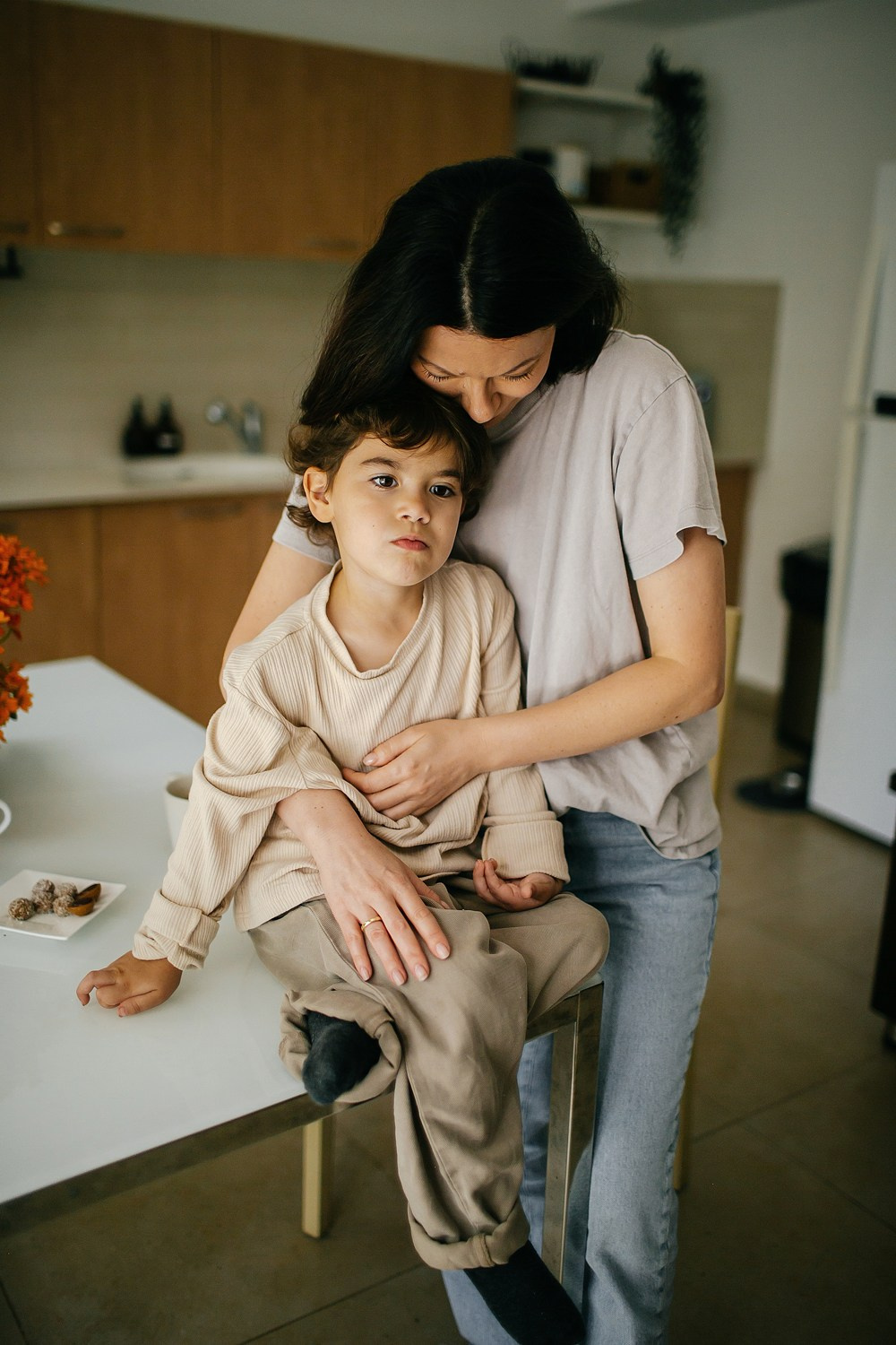 Mom&daughter at home. Family photographer in Israel