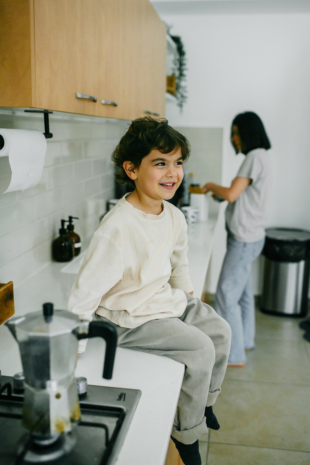 Mom&daughter at home. Family photographer in Israel