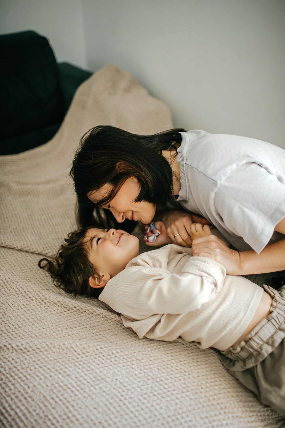 Mom&daughter at home. Family photographer in Israel