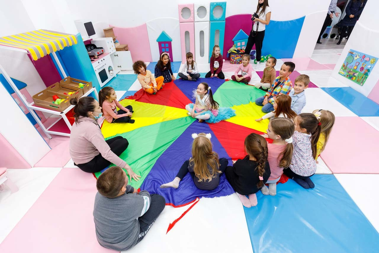 Zabava za decu uz kreativne igre na podu u igraonici.