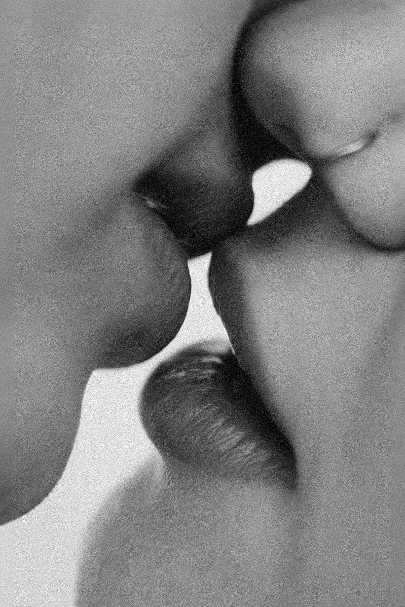 dettaglio ravvicinato di un bacio durante una sessione fotografica di coppia
