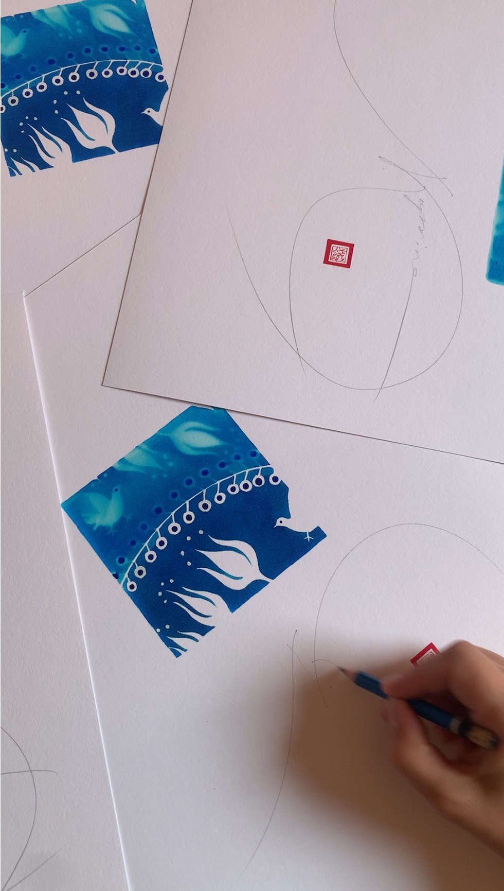 Stampa digitale in tiratura limitata di 20 copie, opera floreale stilizzata in bianco e blu di Nadia Kuprina, ispirata alla ceramica decorata e disponibile su SaatchiArt.