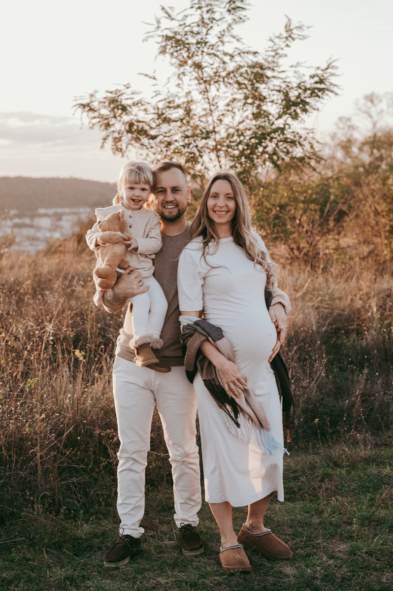 Milena / trudnicko fotografisanje sa porodicom. Deciji i porodicni fotograf u Beogradu Oksana Skendzic