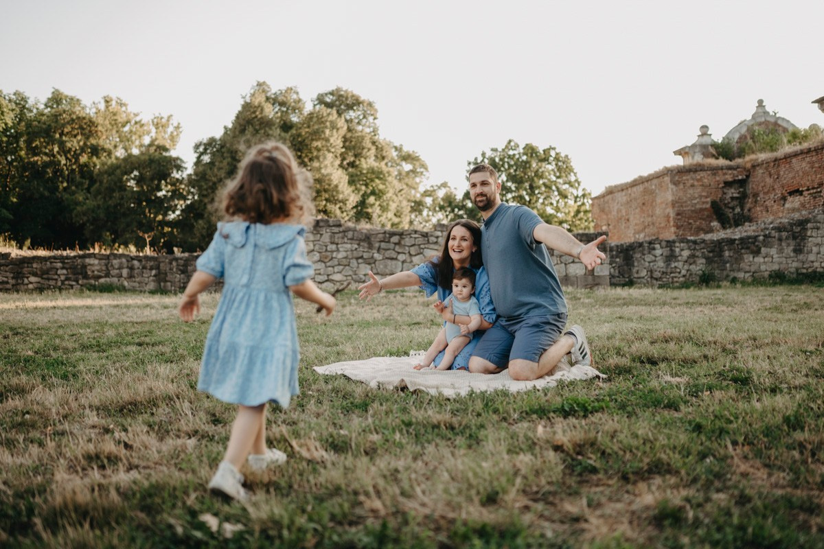 Jovana Zoran Jana i Bogdan — porodicno fotografisanje napolju. Deciji i porodicni fotograf u Beogradu Oksana Skendzic