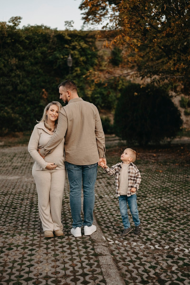 Zlata, Nemanja i Aleksej — porodicno fotografisanje napolju. Deciji i porodicni fotograf u Beogradu Oksana Skendzic