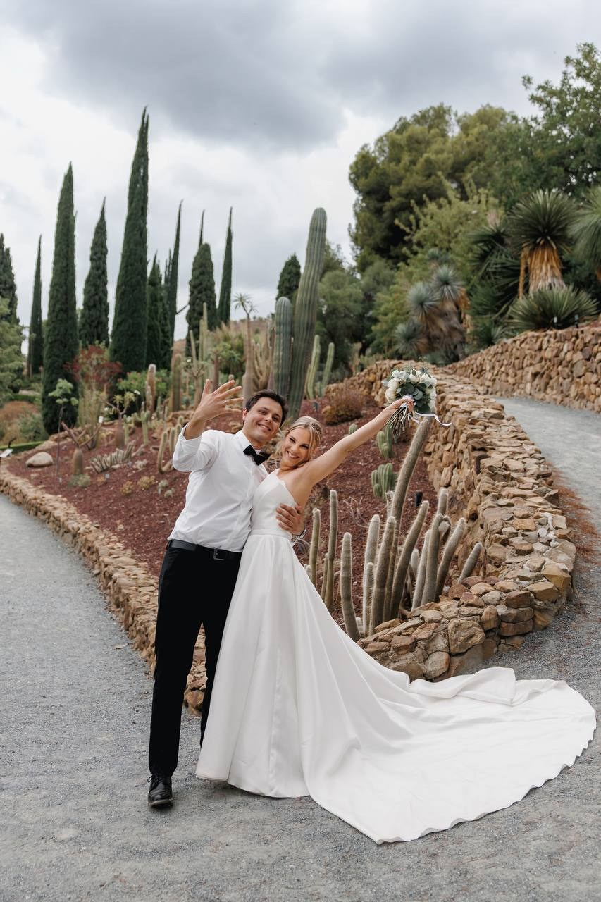 Bride and groom happy on the wedding photoshoot 