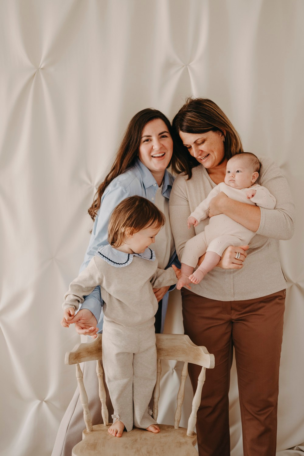 Mamine i bakine Masa i Nadja. Deciji i porodicni fotograf u Beogradu Oksana Skendzic