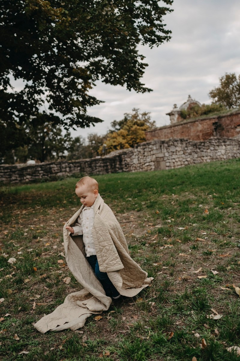 Nevena, Dusan i Vuk porodicno fotografisanje napolju. Deciji i porodicni fotograf u Beogradu Oksana Skendzic