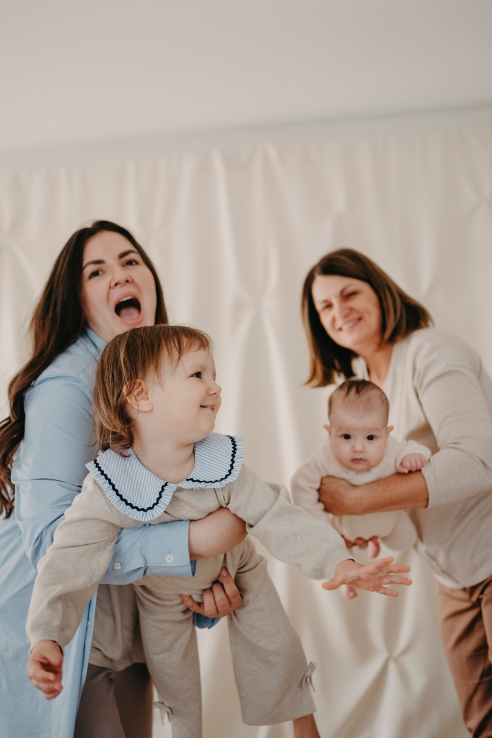 Mamine i bakine Masa i Nadja. Deciji i porodicni fotograf u Beogradu Oksana Skendzic