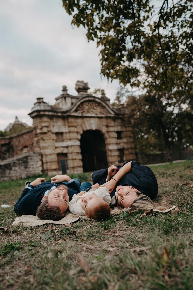Nevena, Dusan i Vuk porodicno fotografisanje napolju. Deciji i porodicni fotograf u Beogradu Oksana Skendzic
