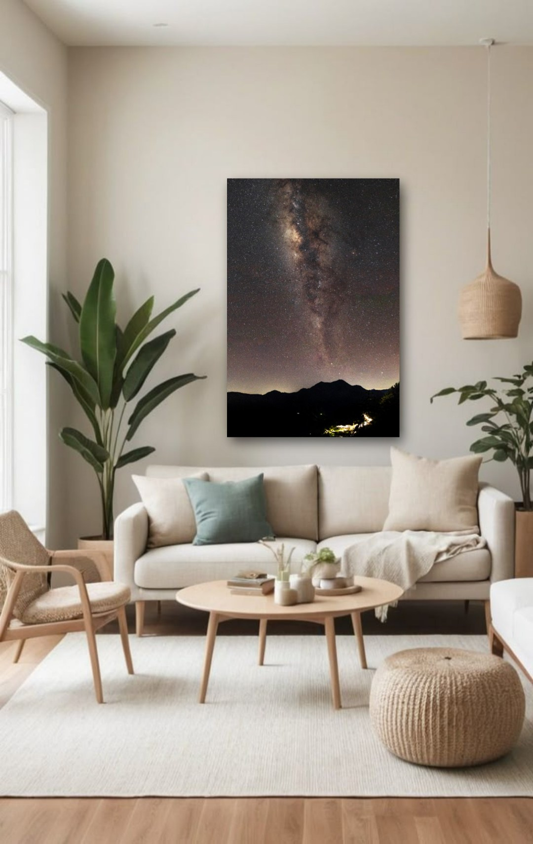 Paisaje nocturno con la vía láctea y montañas