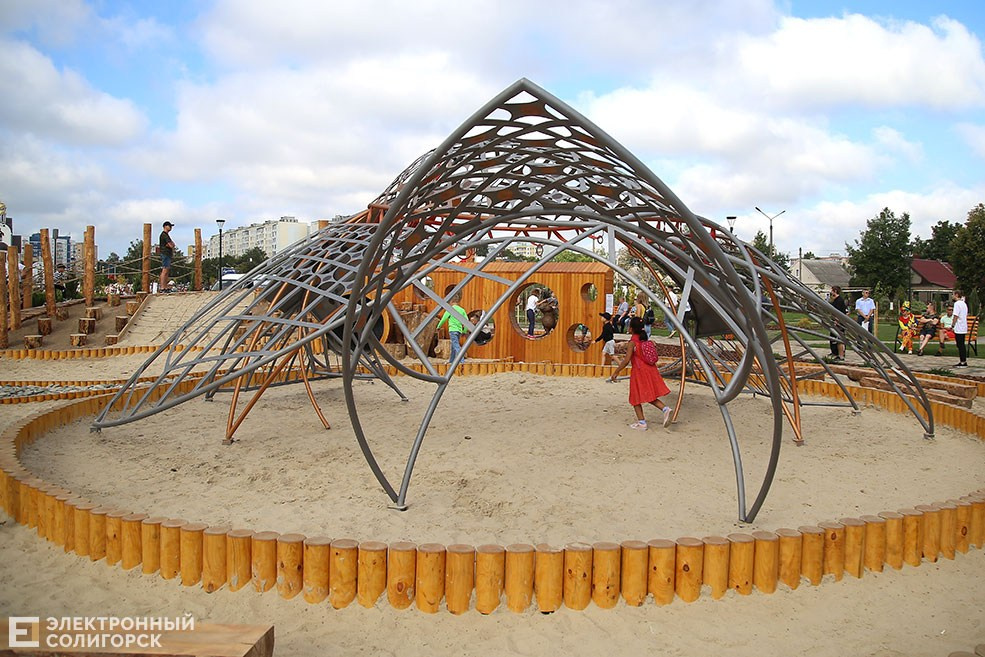 Скульптурная композиция Курочка Ряба. Парк семьи любви и верности. Солигорск