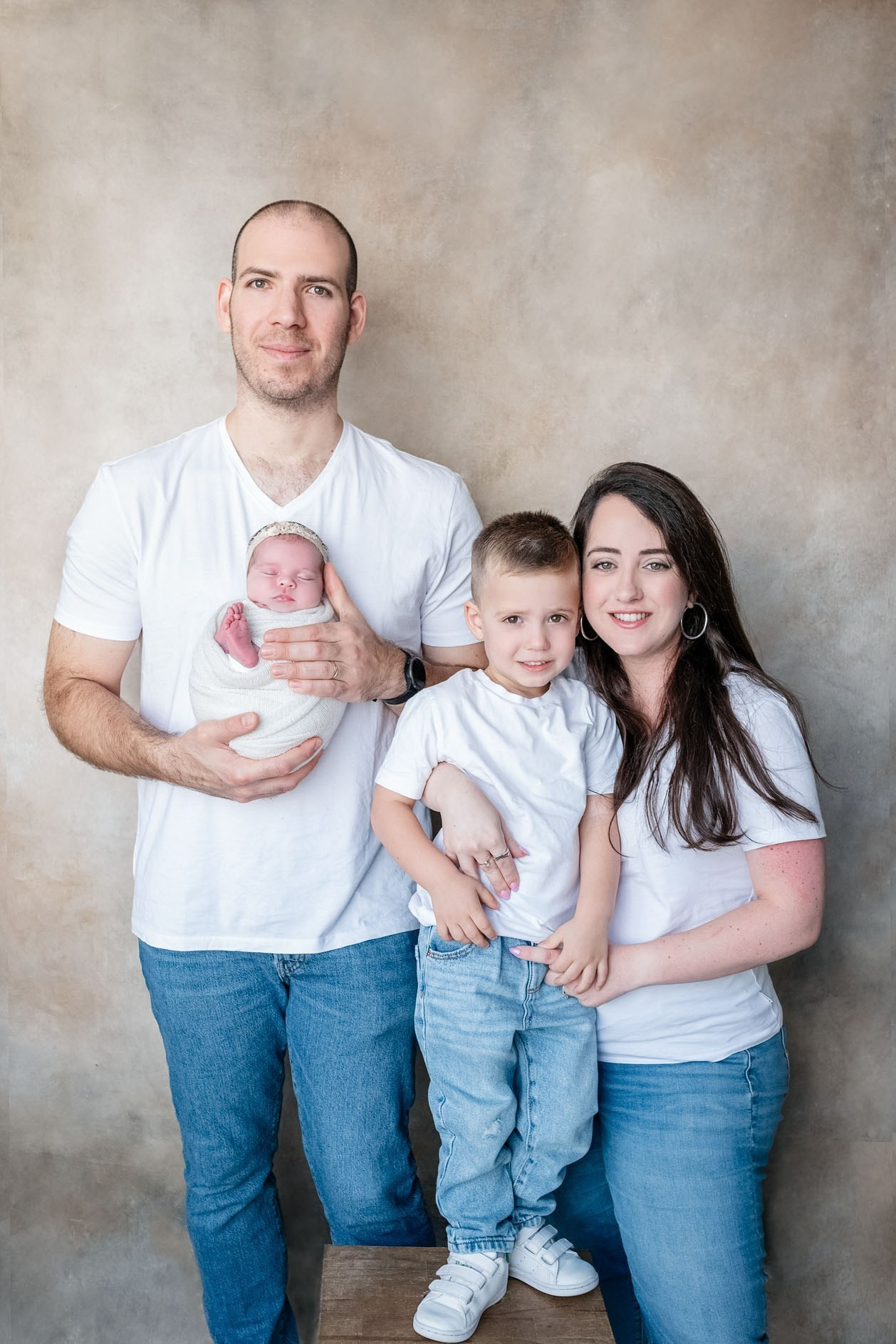 ניו בורן. צילומי הריון, ניו בורן, גיל שנה בראשון לציון -Jenya Rosso Photography