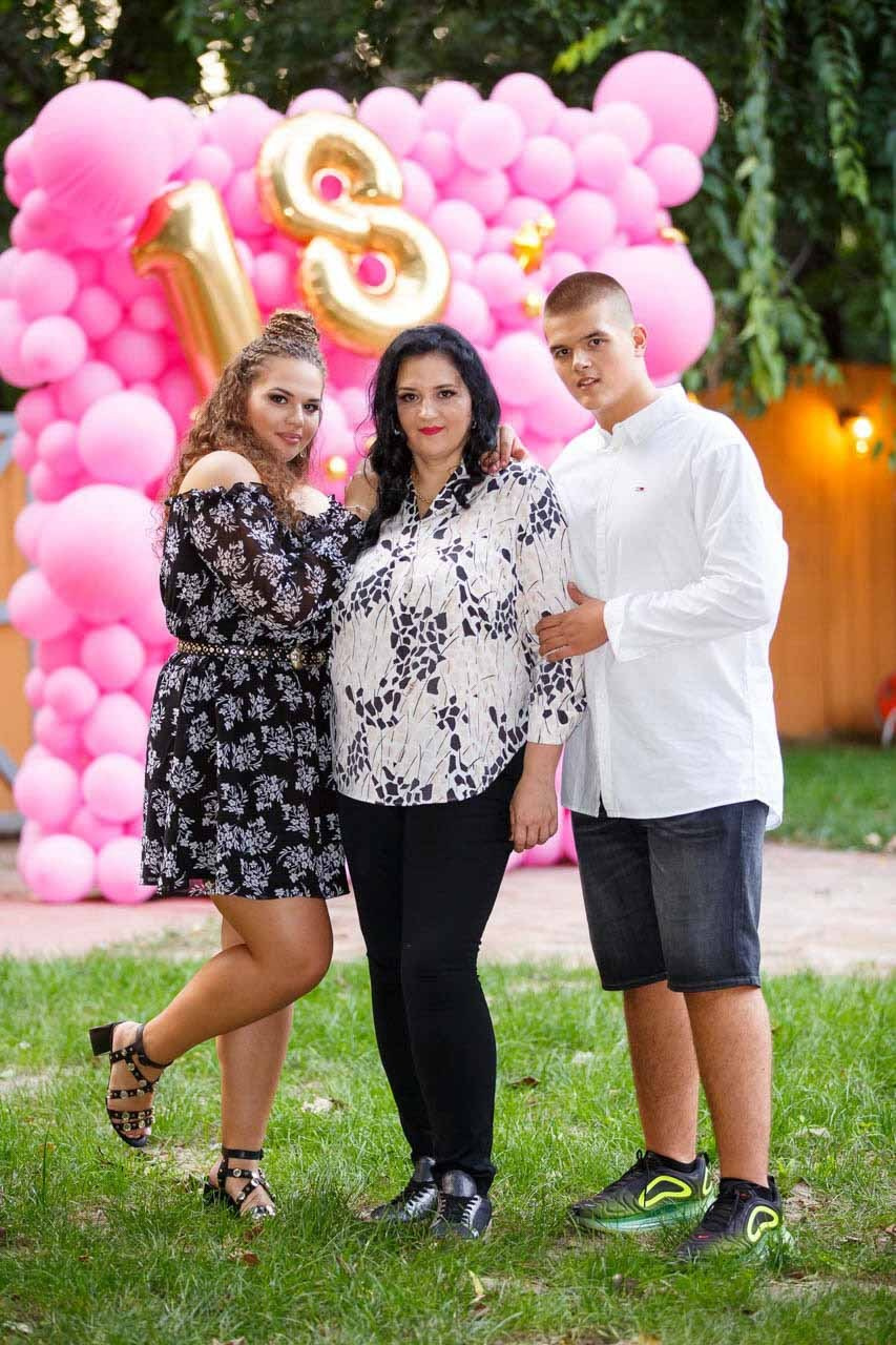 Emotivni portret porodice na tematskoj proslavi punoletstva.